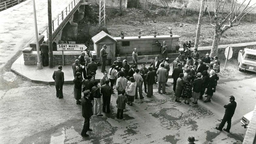 Veïns en la inauguració de la Font de la Muralla, 22 de març de 1981
