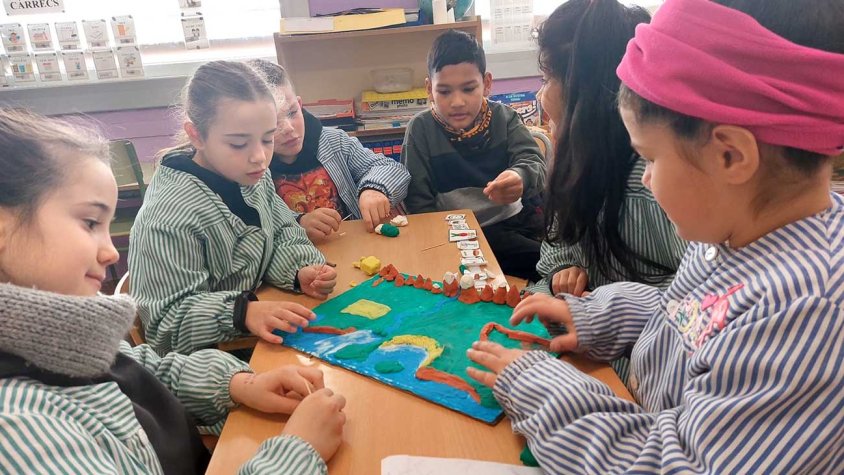 Alumnes preparant una maqueta
