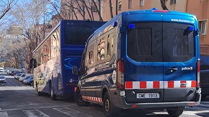 Una furgoneta dels Mossos davant del recinte esportiu