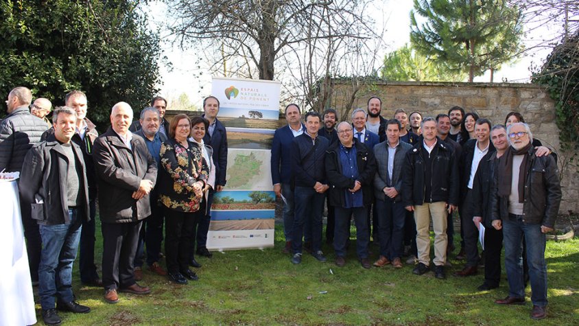 Fotografia de grup de les entitats i administracions implicades en Espais Naturals de Ponent