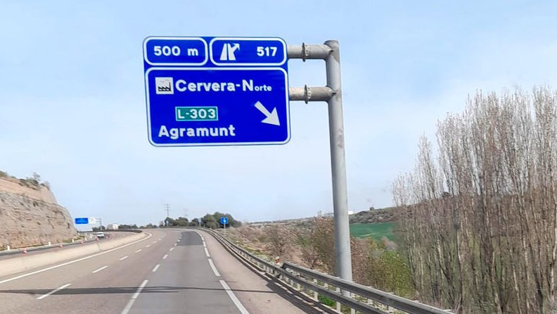 El nou cartell castellanitzat a l'A-2 a Cervera