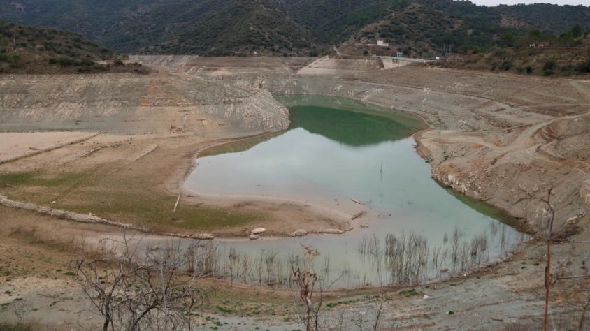 Pla general del pantà de Siurana que no arriba al 8% de la seva capacitat total a causa de la situació de sequera
