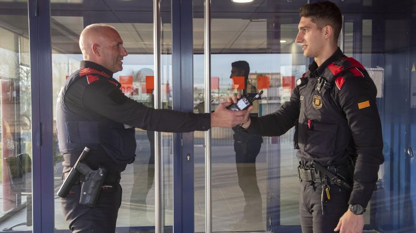 Els dos agents davant de la comissaria de Tàrrega