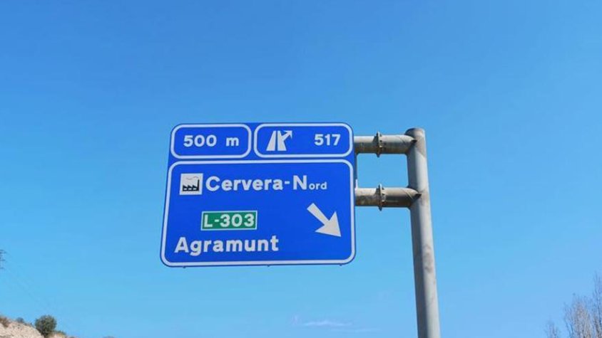 El nou cartell de la sortida 517 a l'A-2 a Cervera ja amb les indicacions en català