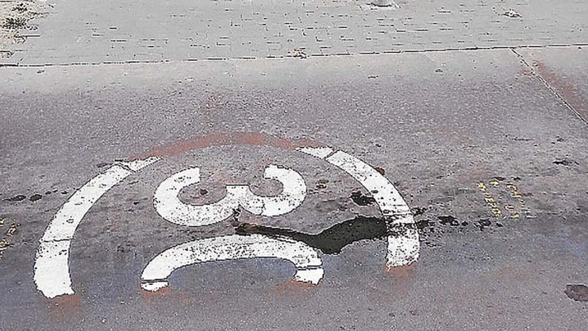 Taca d'oli al paviment de l'avinguda de Catalunya