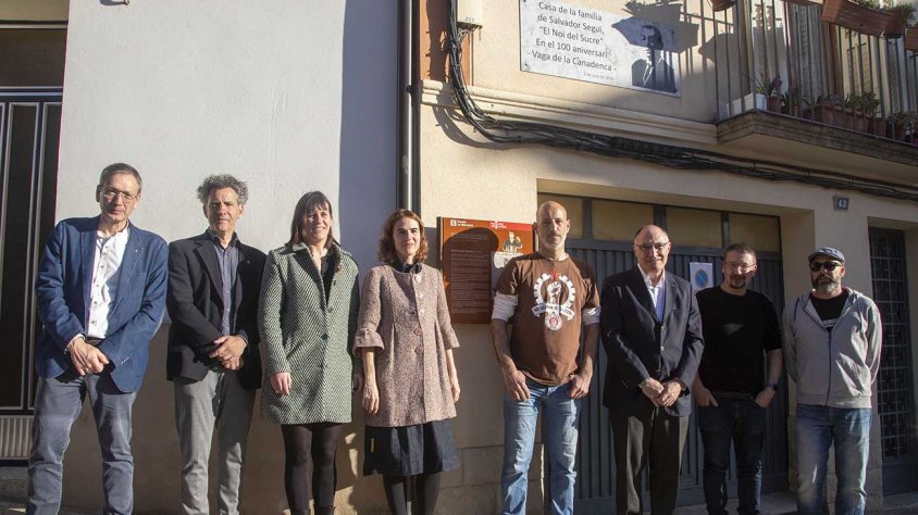 La consellera de Justícia, l’alcalde i altres autoritats, ahir a la casa materna de Salvador Seguí