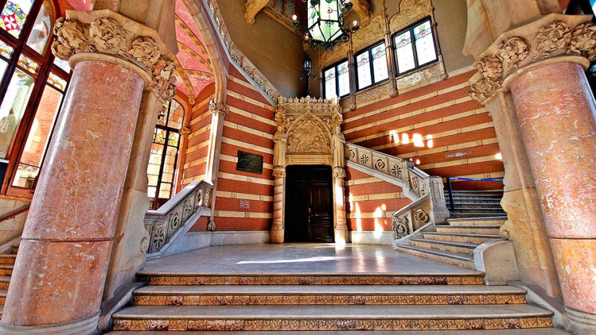 Escala principal de l'antiga Casa de Convalescència de Barcelona