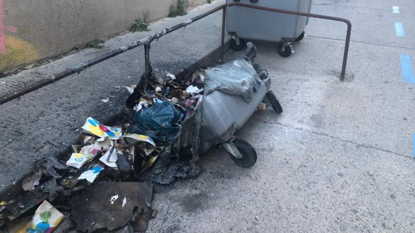 Un contenidor calcinat al carrer Governador Padules