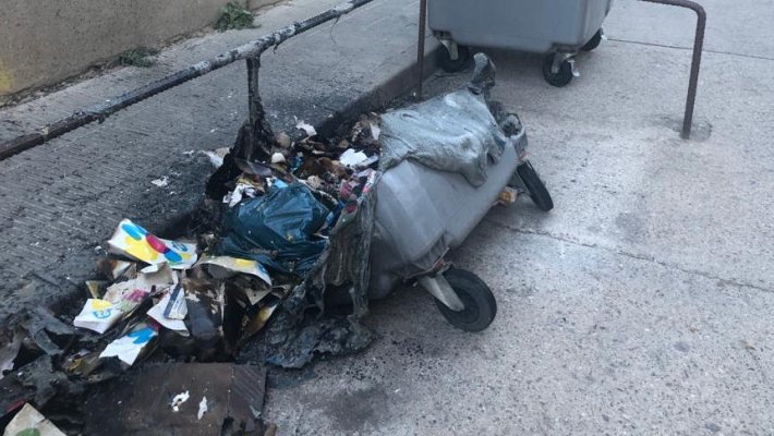 Un contenidor calcinat al carrer Governador Padules