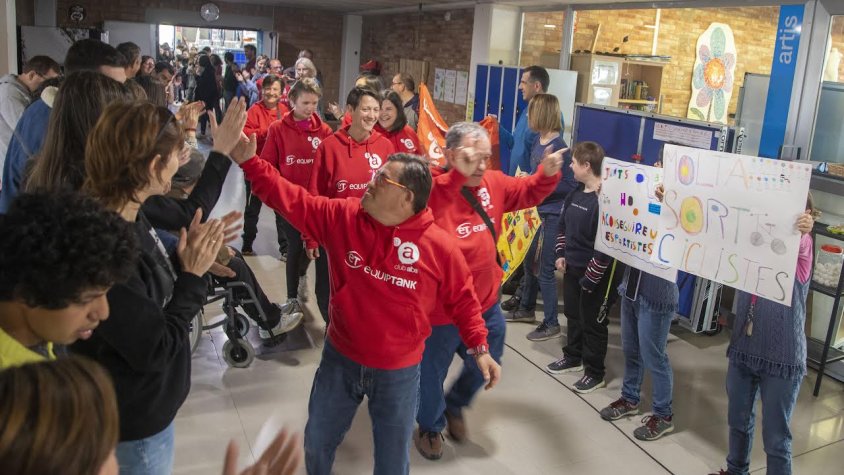 Els esportistes han estat acomiadats pels seus companys amb un llarg passadís