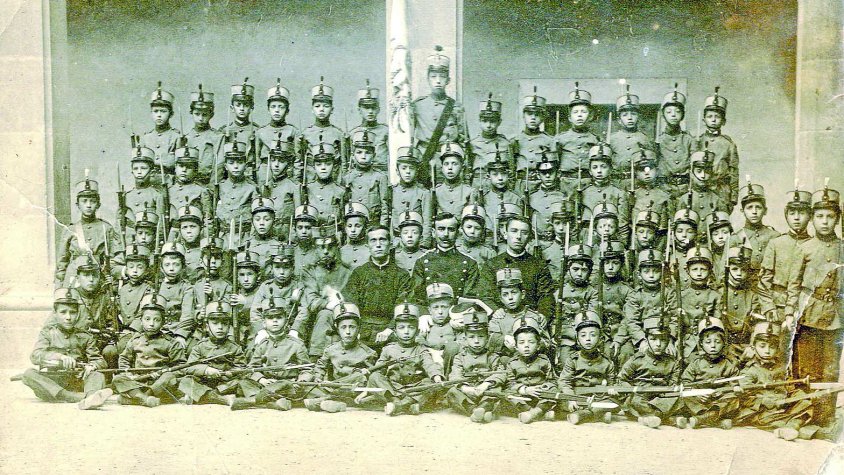 El grup del Batalló Infantil al claustre de l'Escola Pia, l'any 1912