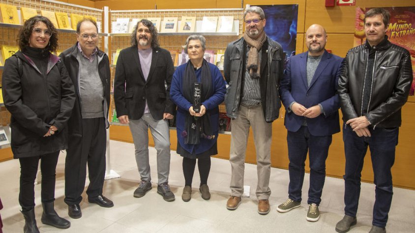 La premiada (al mig), amb les autoritats i membres del jurat