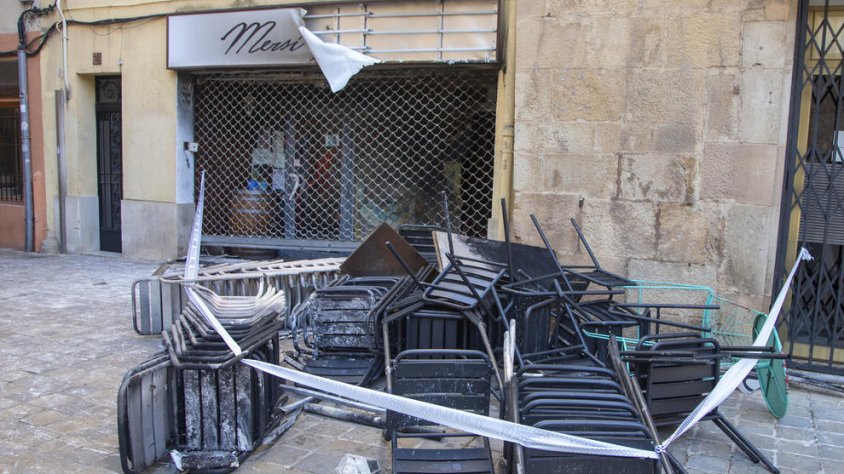 Les flames van calcinar cadires i l'entrada del local situat a la plaça dels Àlbers
