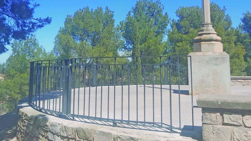 Vista de la nova barana de forja a l'entorn de la Creu dels Escolapis