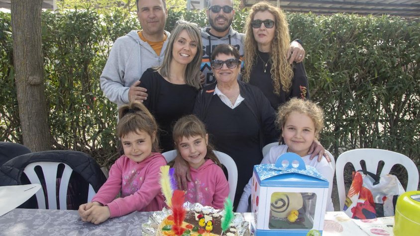 Un grup que ha menjat la Mona al càmping