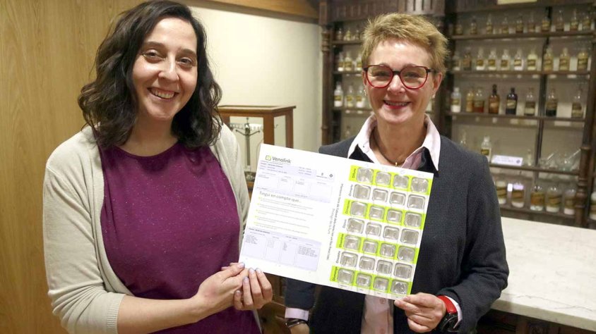 Marta Huguet i Maria Enrique-Tarancón mostren el blíster