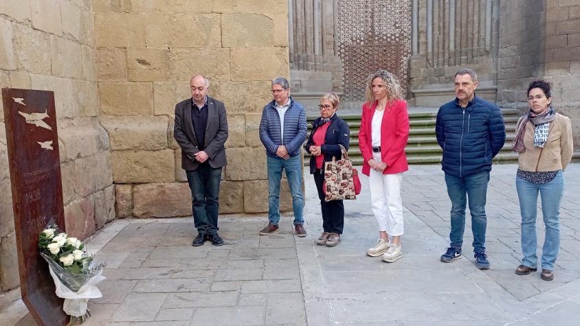 Ofrena floral al monument a les víctimes