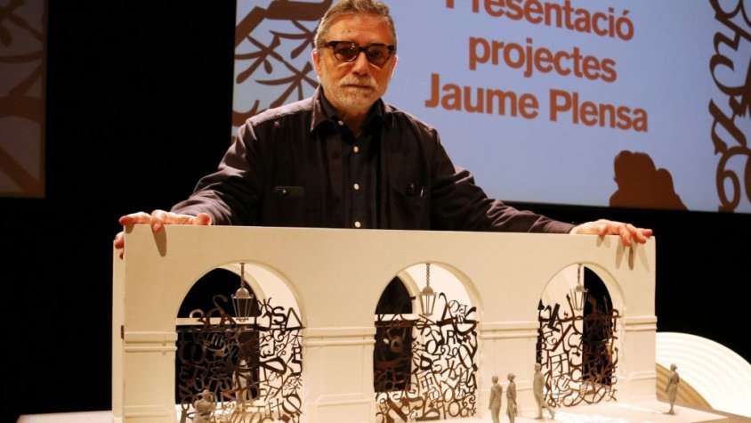 Plensa mostrant el projecte a les portes del Liceu