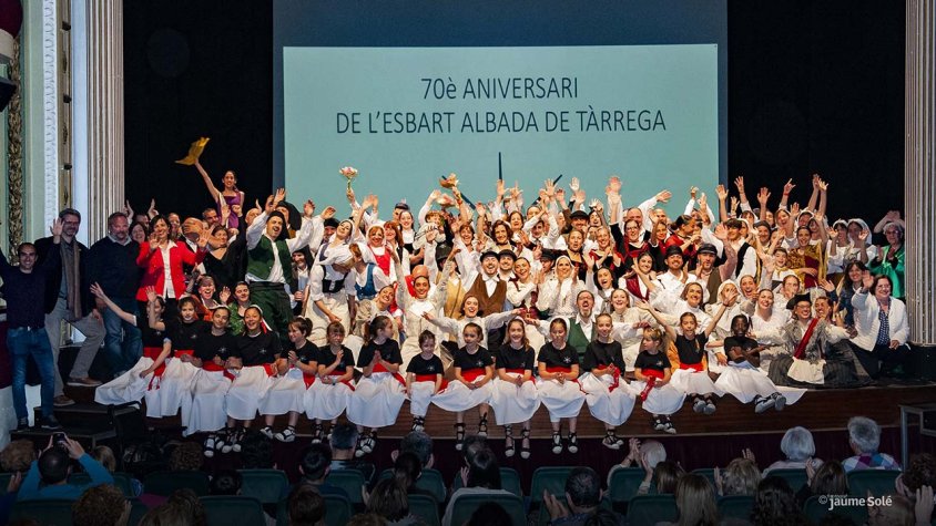 Foto de grup dels membres dels 7 esbarts participants