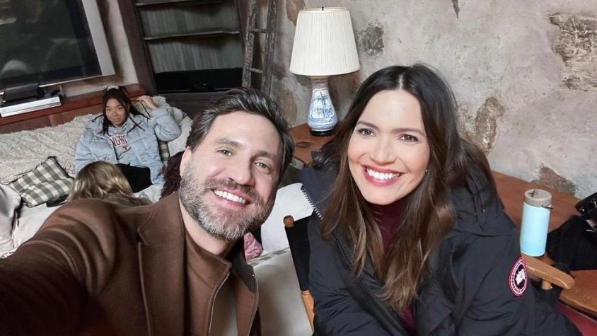 Edgar Ramírez, que interpreta un cirurgià italià, i Mandy Moore, com a Benita Alexander