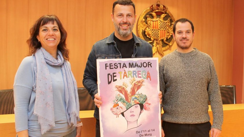 L’autor del cartell, amb l’alcaldessa, Alba Pijuan, i el regidor de Cultura, Carlos Vílchez