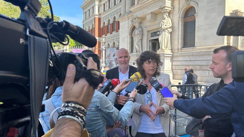Jordà i Mascort atenent els mitjans a les portes del Ministeri d'Agricultura