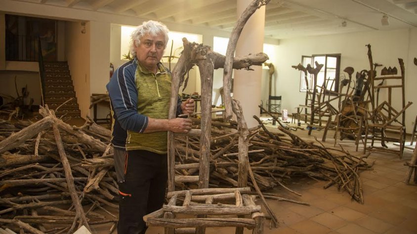 L’artista Jordi Rocosa, dimarts a Lo Pardal d’Agramunt en plena creació de cadires de fusta