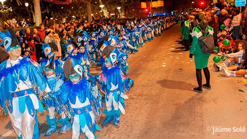 Imatge d'una de les comparses més nombroses que van participar a la rua de dissabte passat