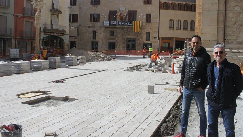 Visita d’obres avui a la plaça Major de Tàrrega amb el regidor d’Urbanisme, Martí Pijuan, i el cap del departament municipal d’Urbanisme, Joan Santacana