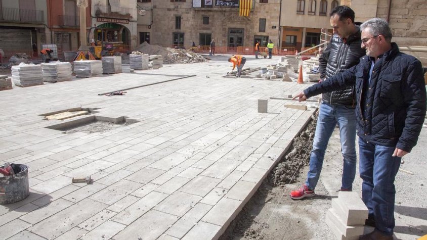La visita d'obres als treballs per reformar la plaça Major de Tàrrega