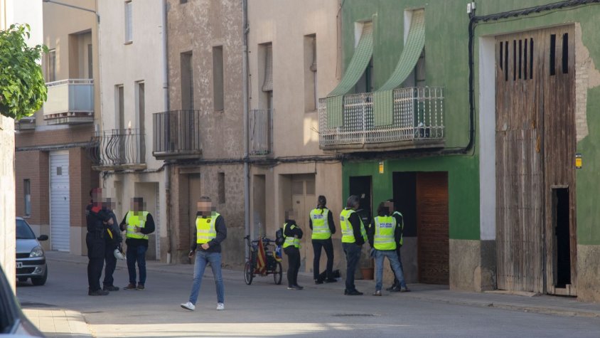 Operatiu ahir dels Mossos d'Esquadra en un habitatge del carrer Raval de la Fuliola