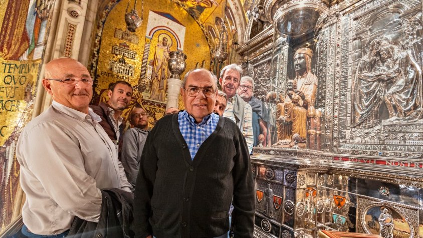 Membres de la comunitat de regants, davant de la Moreneta