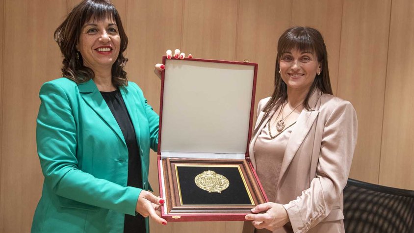 Entrega d'una reproducció de l'escut de la ciutat a la presidenta de l'Esbart Albada