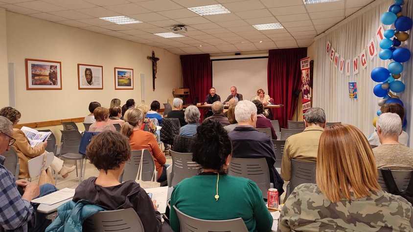 Assistents a l'Assemblea de Càritas Parroquial a la sala de l'Edifici Parroquial