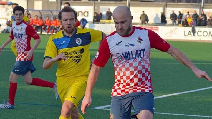 Pau Vidal lluitant una pilota a un contrari