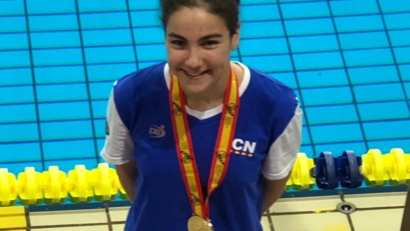 Laia Palomino amb la medalla al coll