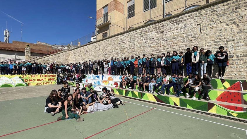 Foto de grup amb el nou mural