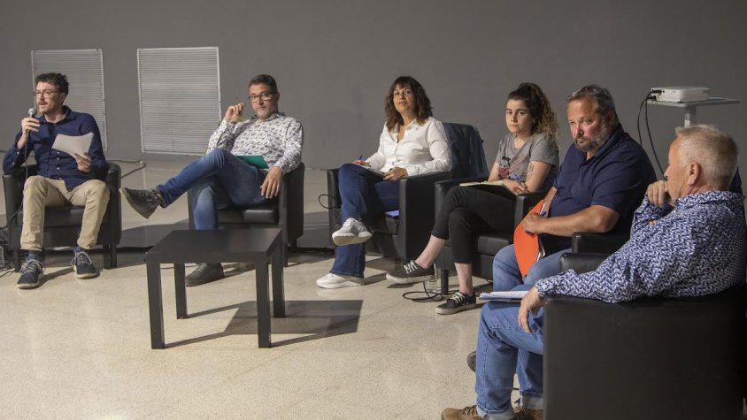 Un moment del debat moderat pel periodista Jaume Ramon