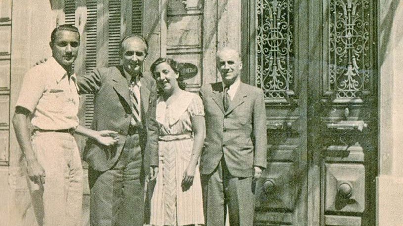 El Víctor Torres, el Samuel Perenya, la Núria Torres i l'Humbert Torres davant la 'Residència d'Intel·lectuals Catalans' l'abril de 1939