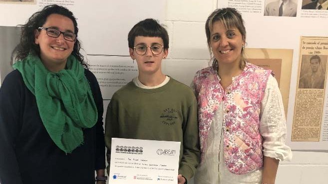 El premiat, Roc Rubió, amb la directora de l’institut, Mònica Buj, i la seva professora de matemàtiques, Laia Torres