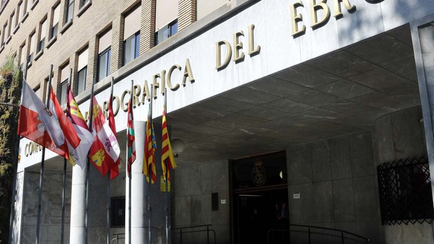 Façana de la Confederació Hidrogràfica de l'Ebre (CHE) a Saragossa