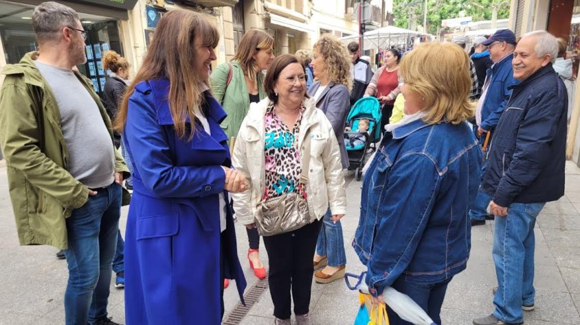 Laura Borràs i Rosa Maria Perelló, al mercat setmanal