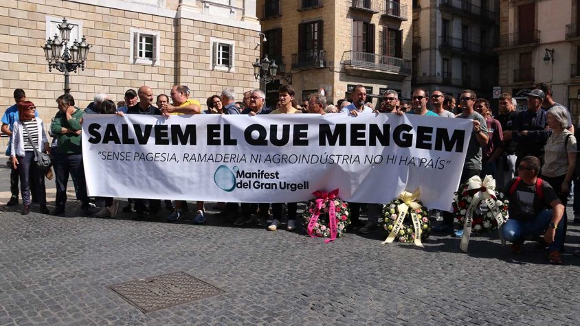 Pagesos de Ponent manifestant-se a la plaça de Sant Jaume de Barcelona