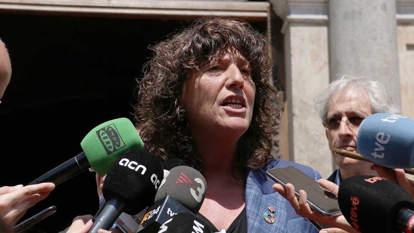 Jordà atenent als mitjans a la plaça de Sant Jaume