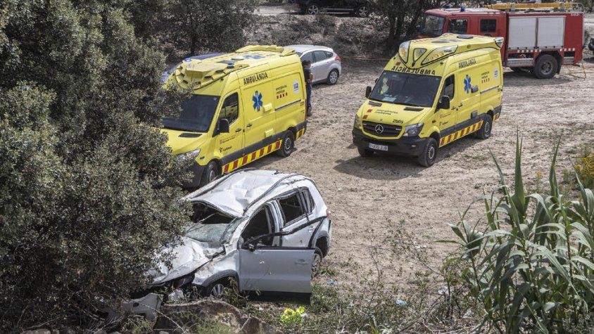 L'estat en què va quedar el vehicle després de sortir d'un revolt i estimbar-se d'uns tres metres d'altura