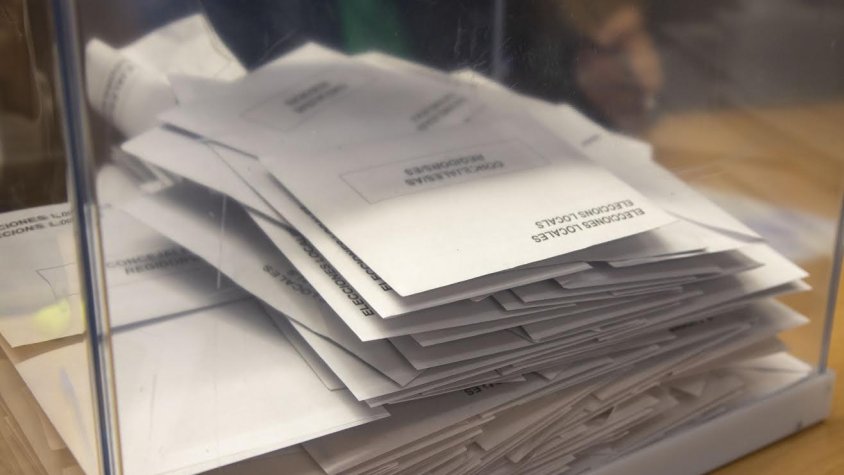 Vots en una urna a Tàrrega