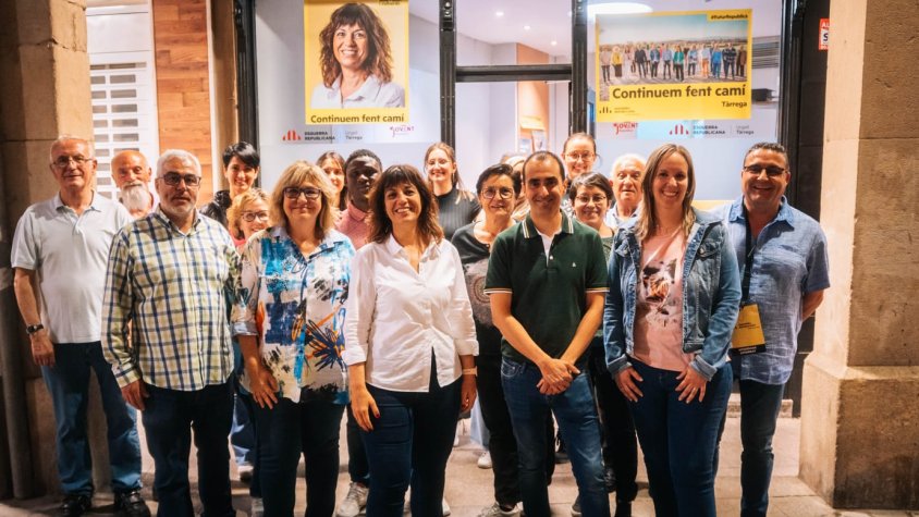 L'equip d'ERC davant del seu local la nit electoral