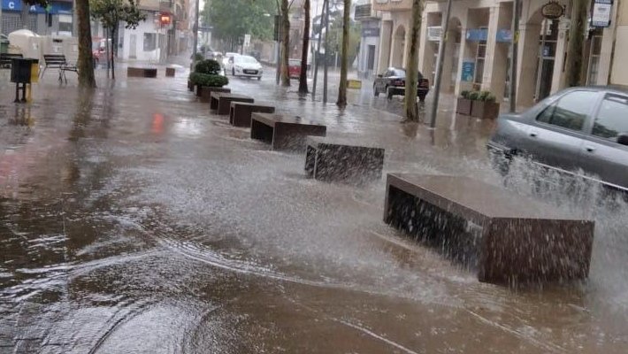 Moment de la tromba d'aigua a l'avinguda de Catalunya