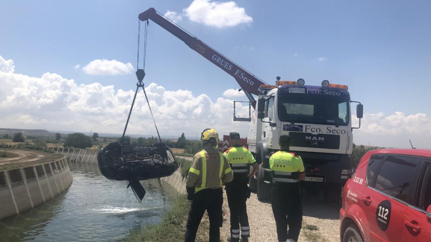 Un camió grua va treure el vehicle del canal ahir al migdia