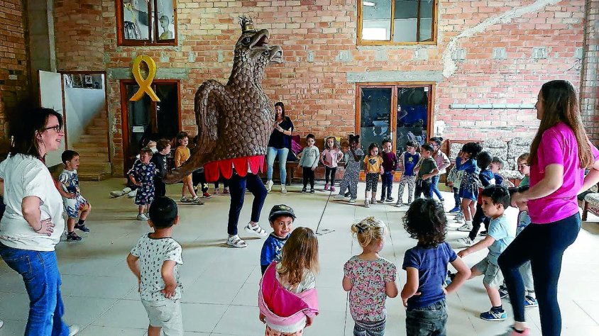 Alumnes de P3 ballant amb l'Àliga